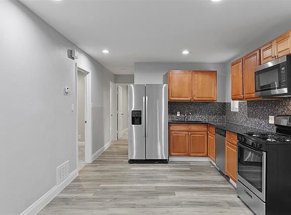 5th image of 337 Ash St