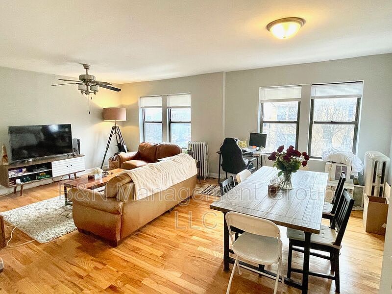 1st image of 910 W Oakdale Ave APT 2S