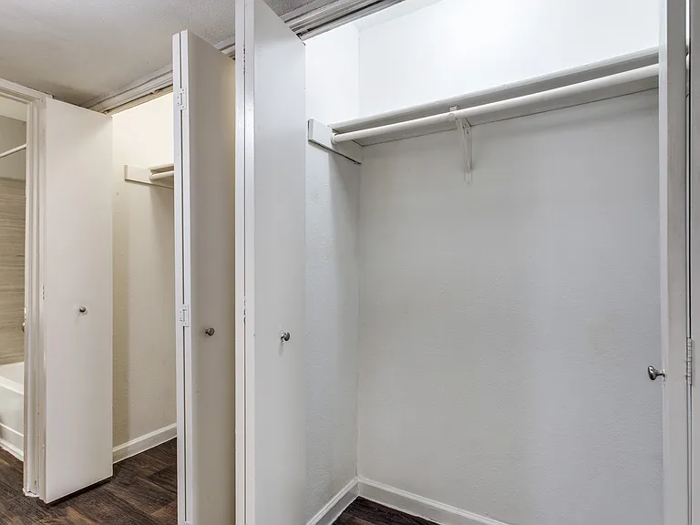 Maxwell Apartments — Photo 34