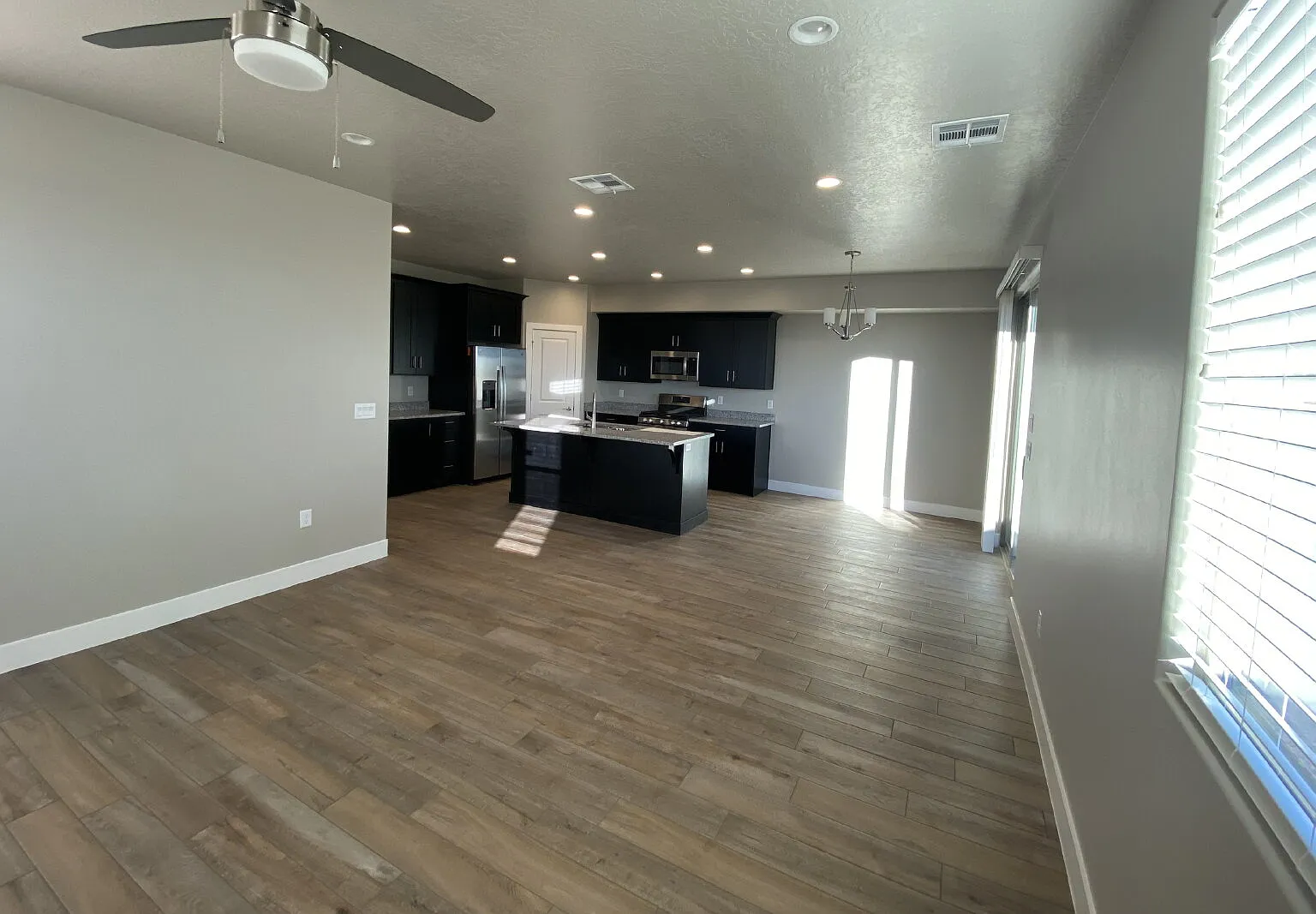 4 bed, 2.5 bath, 1960 sqft, $1,950 — Photo 2
