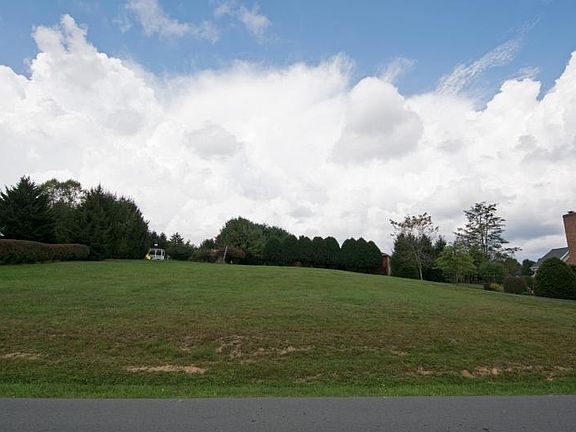 4th image of Via Largo Dr