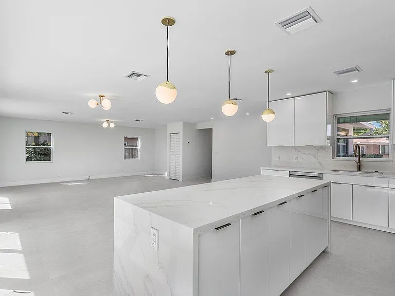 46 SW 9th Ave — Photo 11