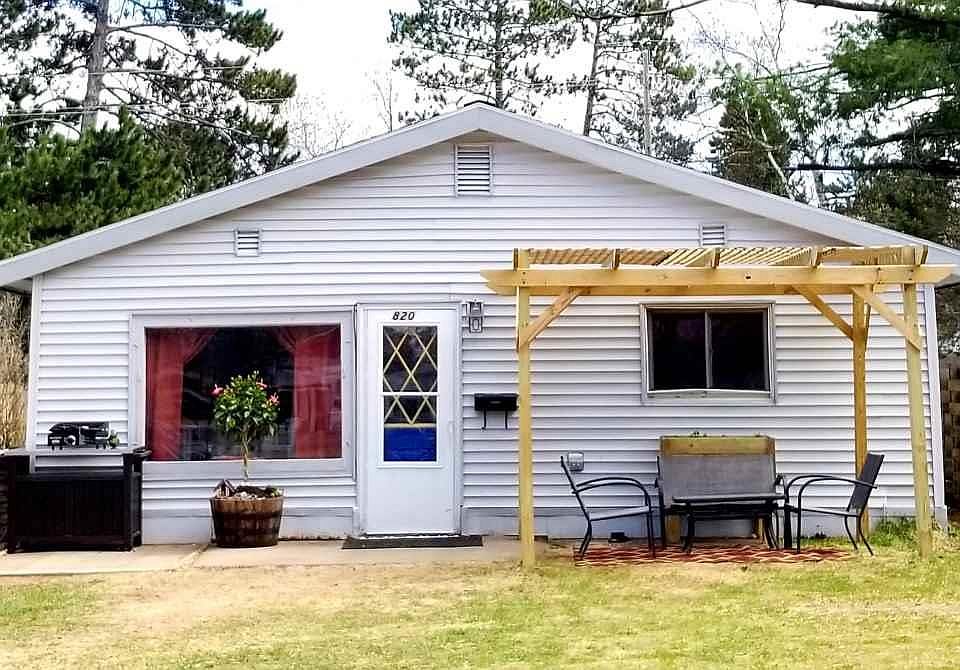 2nd image of 820 Larch St