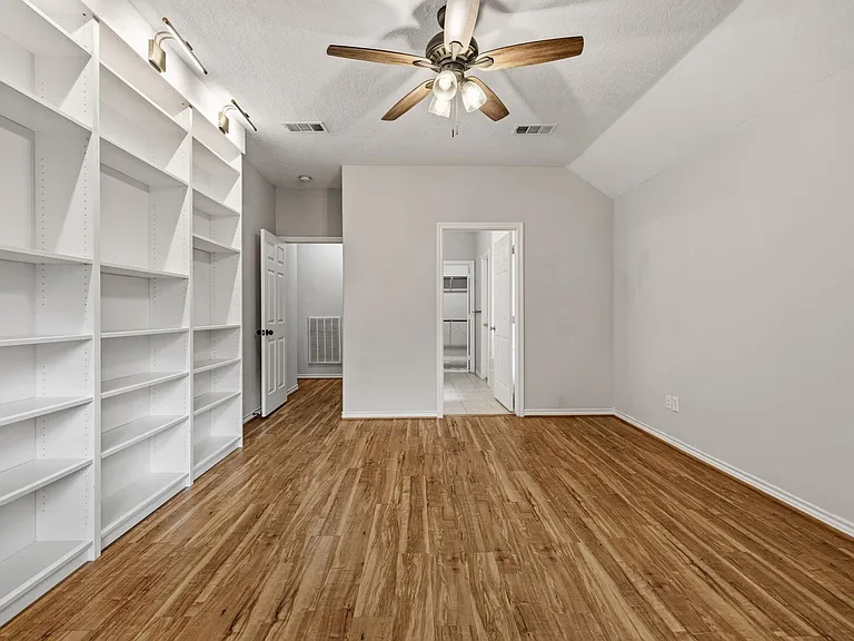 909 Katie Ln — Photo 24