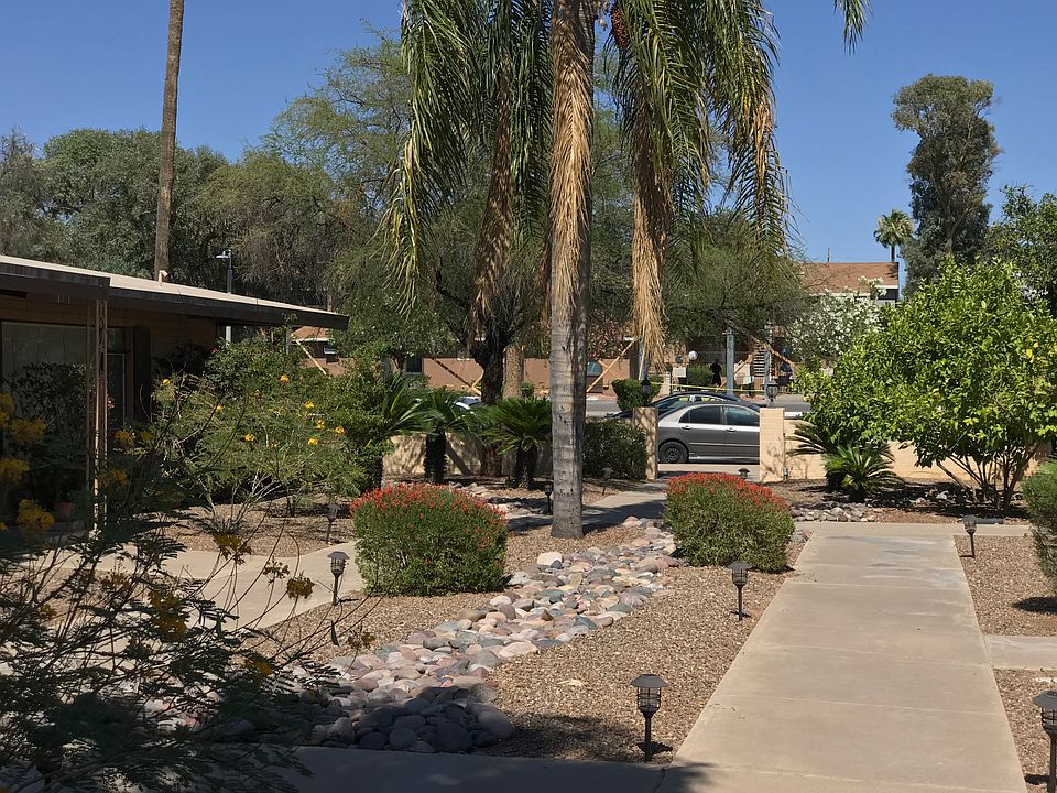 This well-maintained rental unit is part of the historic El Coronado Condominium, located in the Sam Hughes Historic Neighborhood, known for being one of the safest areas closest to the University of Arizona.