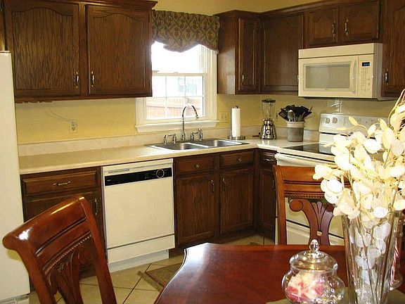 5th image of 2929 Squire Ln