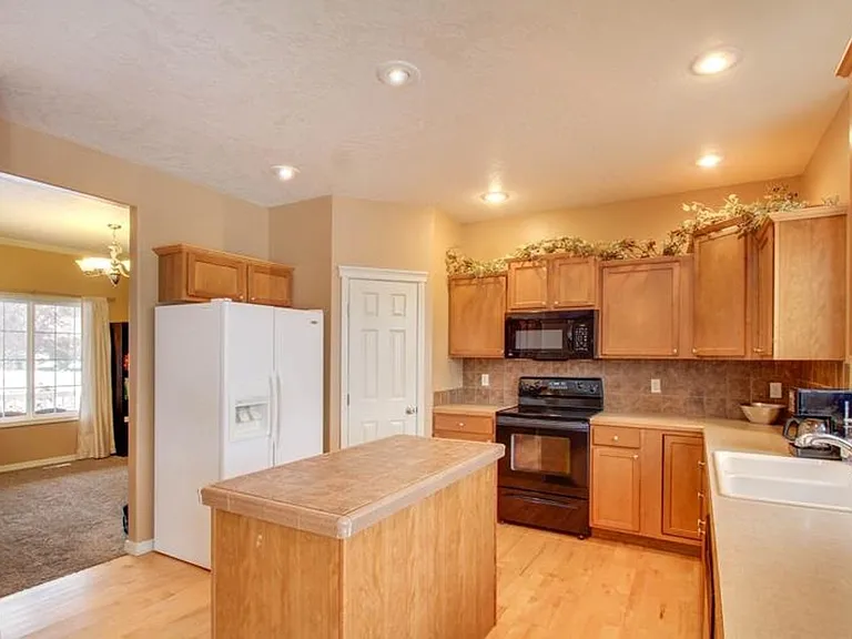 2291 E Meadow Creek Dr — Photo 3