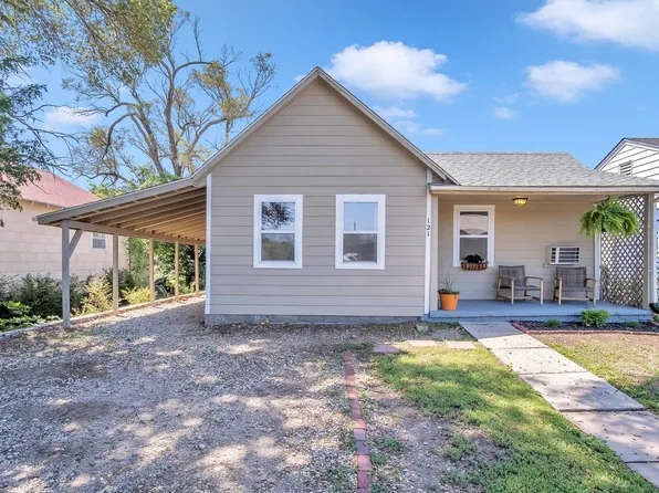 121 SE 5th St, Newton, KS 67114