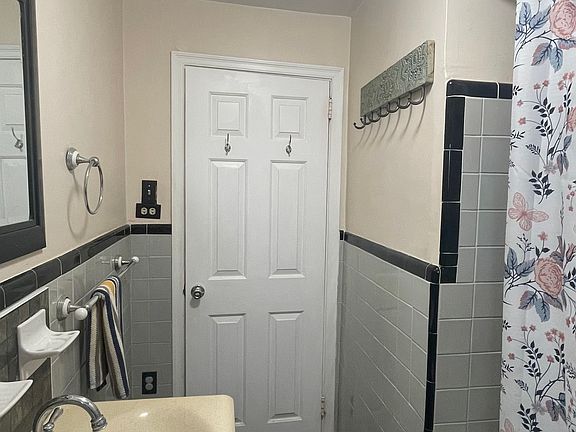 3rd image of 7005 Clover Ln