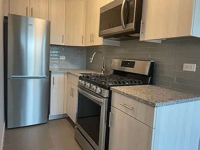 23-11 31st St #5F — Photo 3