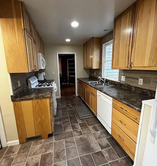 Entryway to kitchen