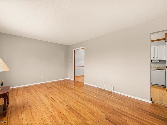 3rd image of 837 Salem Ave