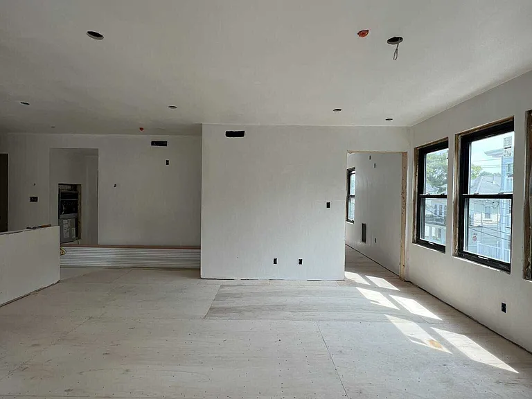 Hunnewell Ave — Photo 2