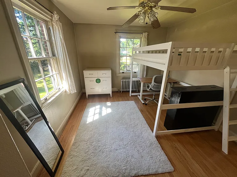 Room will be empty. Furniture no included.