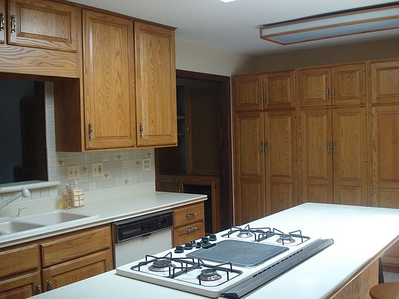 5th image of 38 Kingston Dr
