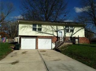 501 NE Castle Dr, Lees Summit, MO 64086