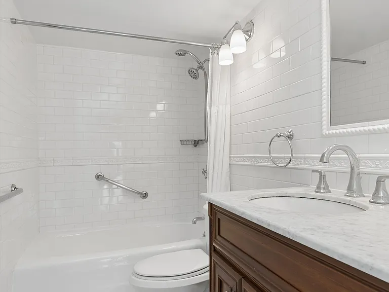 421 Hudson St #517 — Photo 8