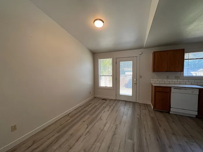 3 bed, 2.0 bath, 1172 sqft, $2,000 — Photo 2