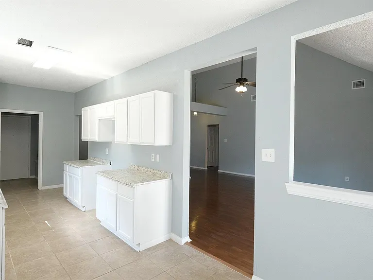 1203 Beckwood Cir — Photo 6