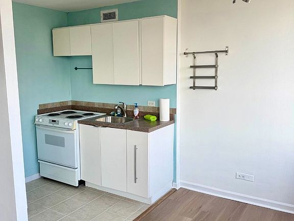 3rd image of 6171 N Sheridan Rd APT 2708