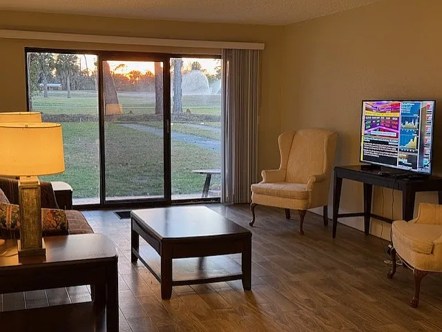 2 bed, 975 sqft, $1,900 — Photo 3