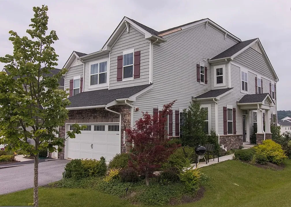 3 bed, 3.5 bath, 3165 sqft, $3,700 — Photo 1