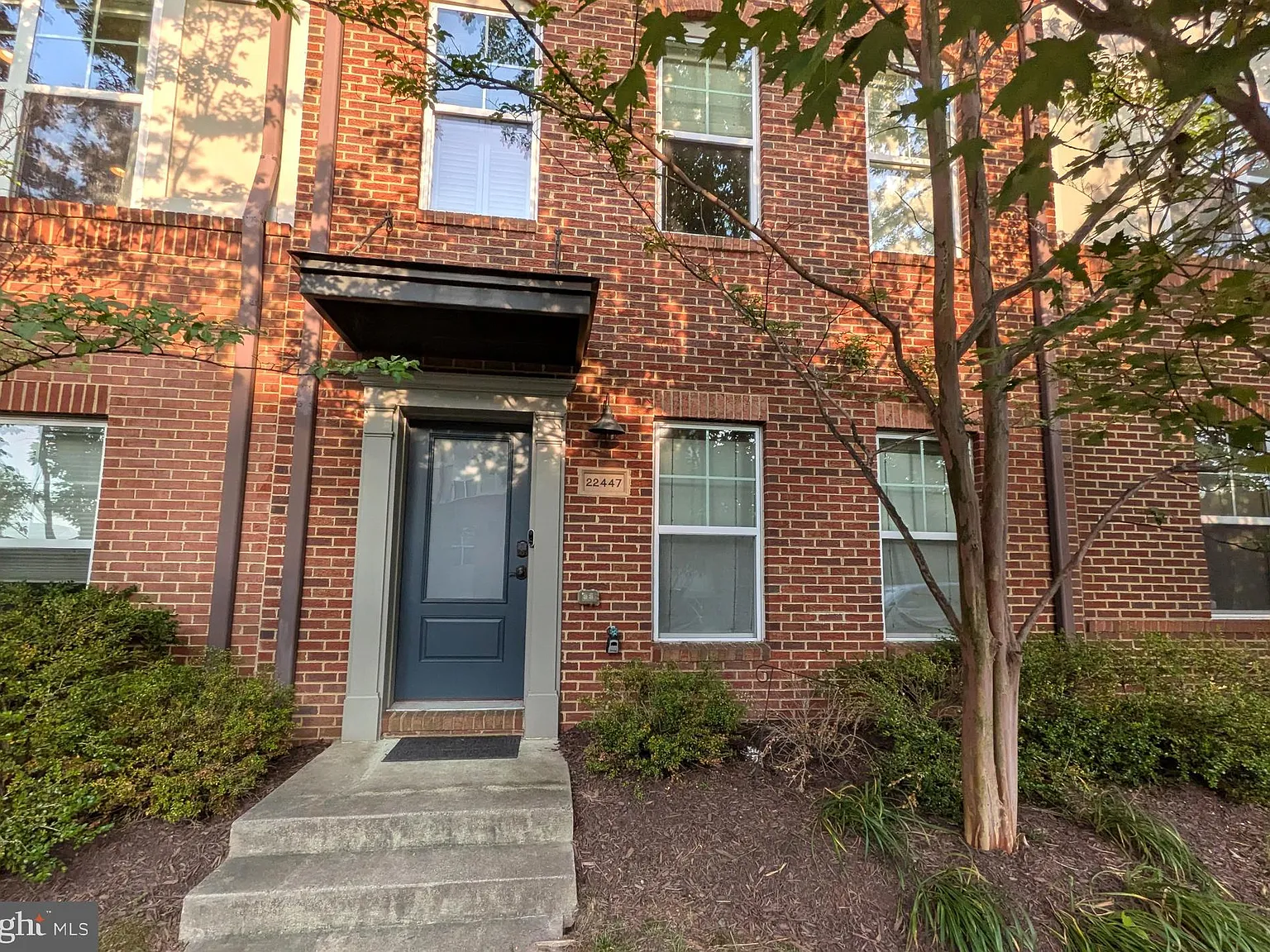 4 bed, 4.5 bath, 2400 sqft, $3,800 — Photo 3