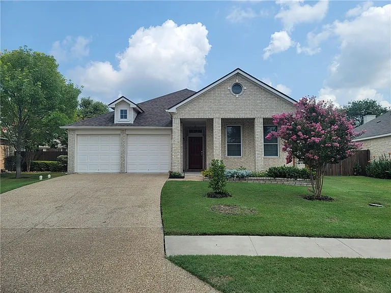 208 Hummingbird Ln — Photo 1