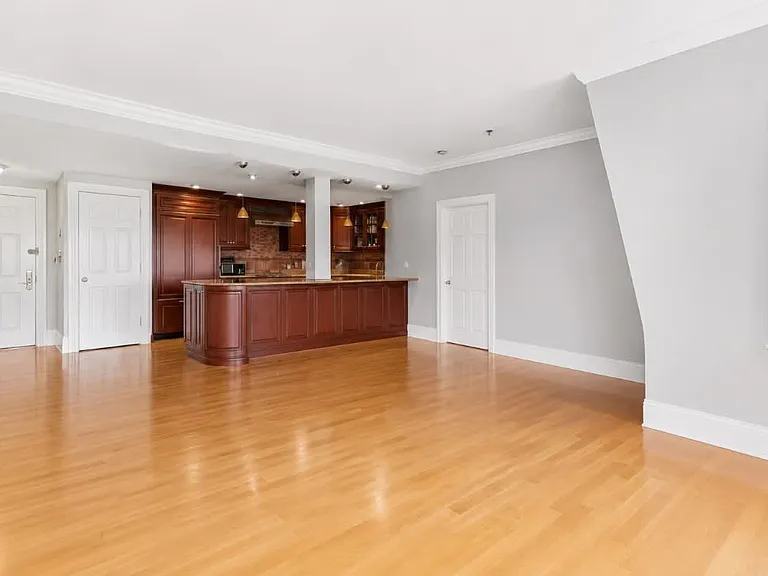 390 Commonwealth Ave — Photo 6