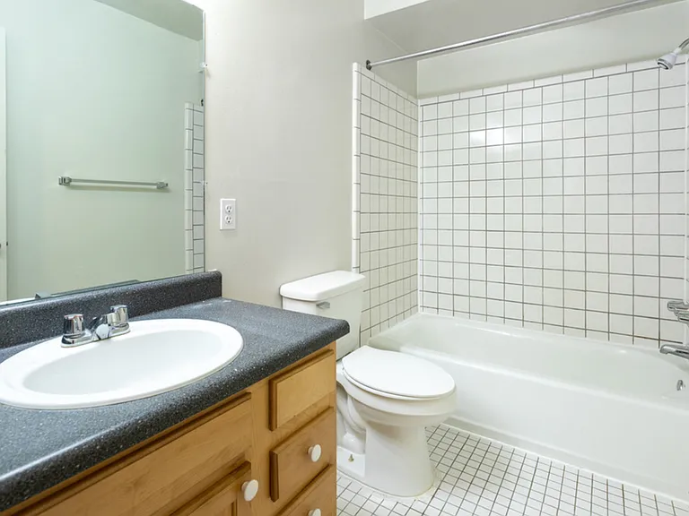 Newport Park Apartments — Photo 8