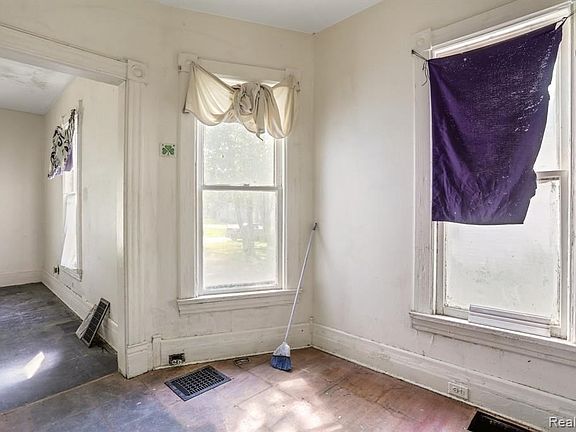 2nd image of 180 S Lynn Ave