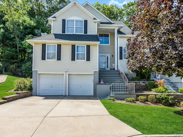 22 Vantage Court, Port Jefferson, NY 11777