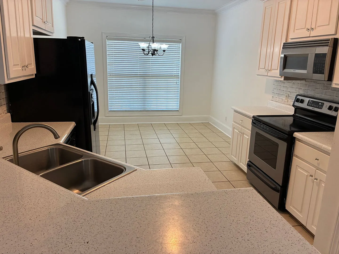 233 Forest Glen — Photo 3