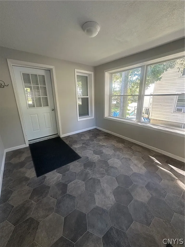 3 bed, 1.5 bath, 3179 sqft, $1,800 — Photo 3