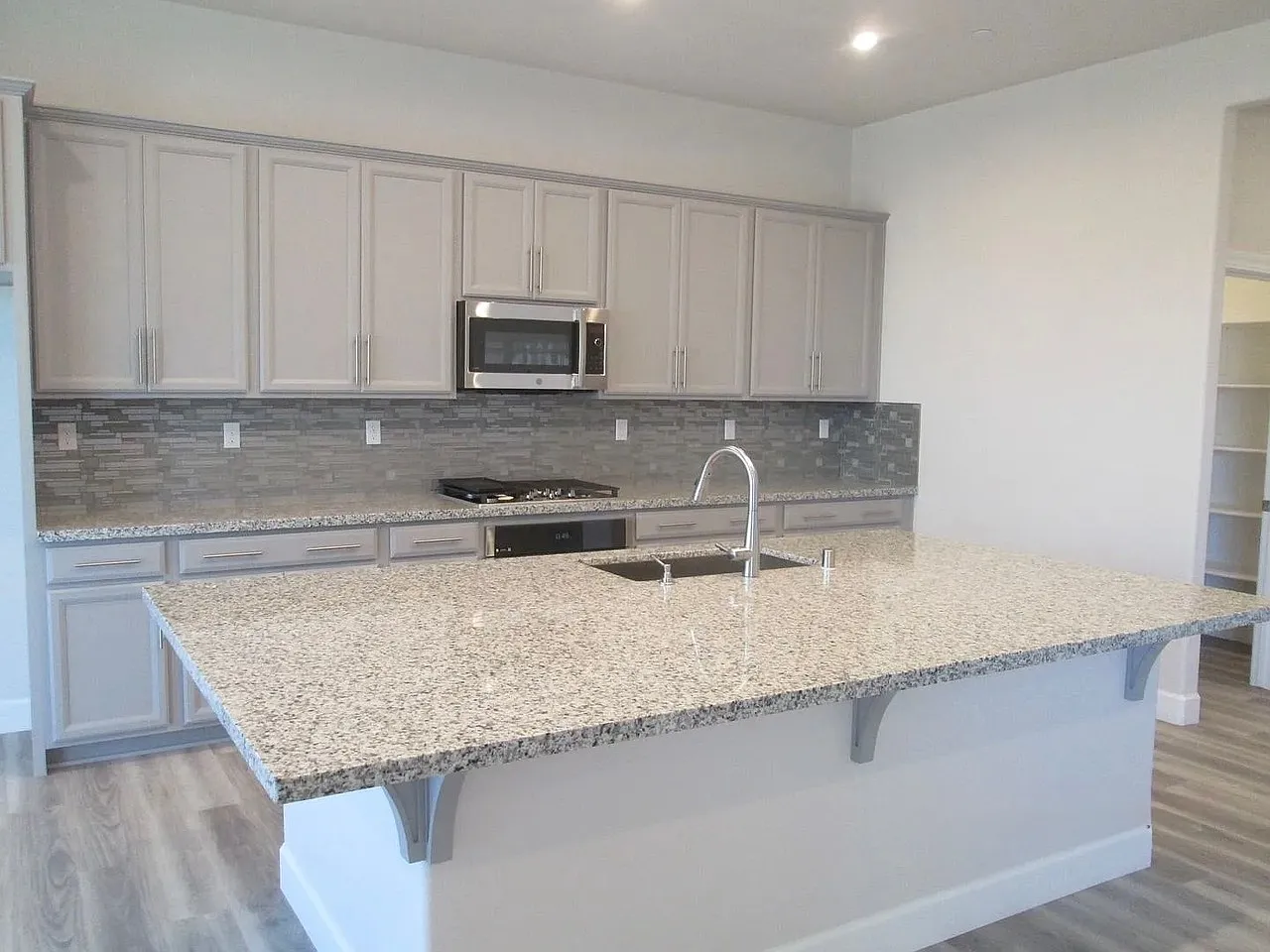 3 bed, 2010 sqft, $3,250 — Photo 3