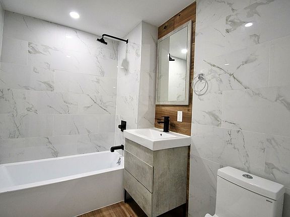 5th image of 2781 Claflin Ave #1A