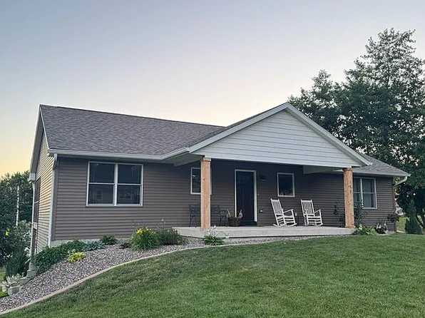 132 S 3rd St, Long Grove, IA 52756