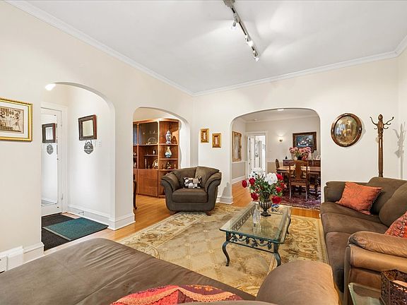 3rd image of 5725 N Sacramento Ave