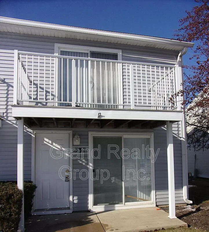 2 bed, 1.5 bath, 960 sqft, $1,800 — Photo 1