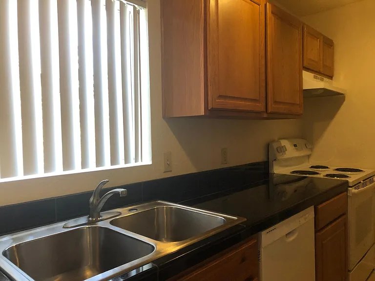 702 E Linden St — Photo 5