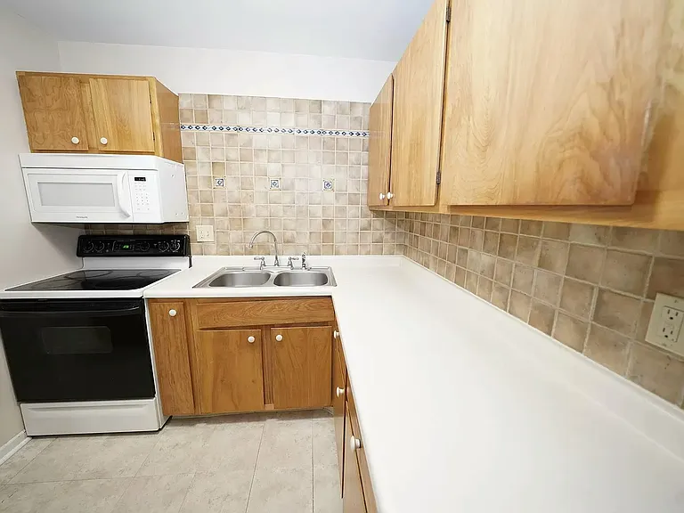 1311 W 82nd St #B — Photo 3