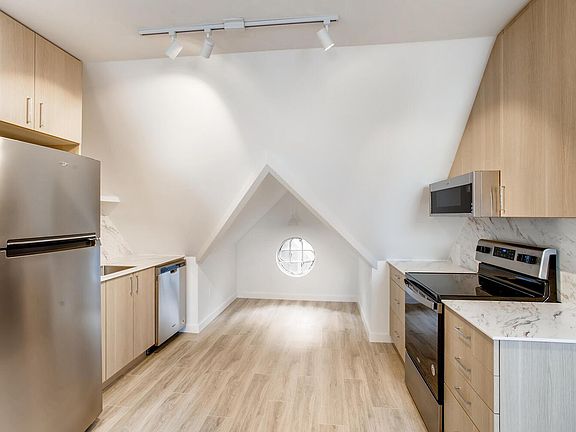 Gourmet Kitchen with brand new appliances