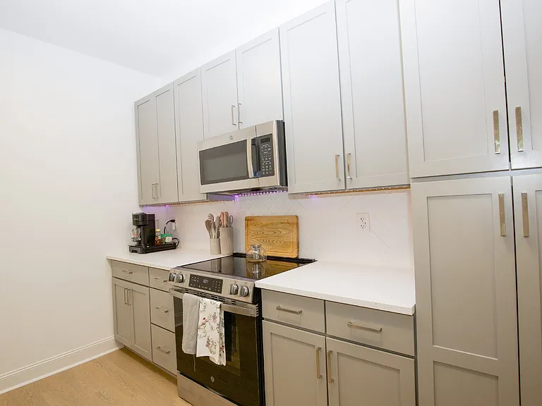 381 James St — Photo 12