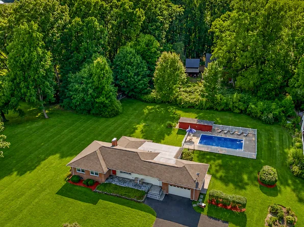 1127 East Street North, Suffield, CT 06078