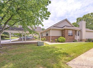 39 N Creekside Ct, Hendersonville, NC 28791
