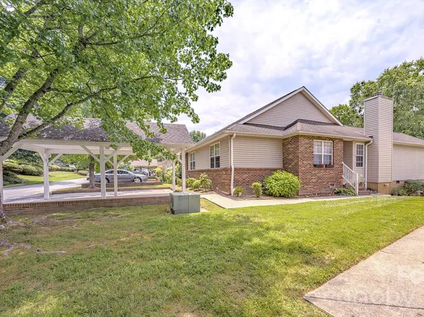 39 N Creekside Ct, Hendersonville, NC 28791