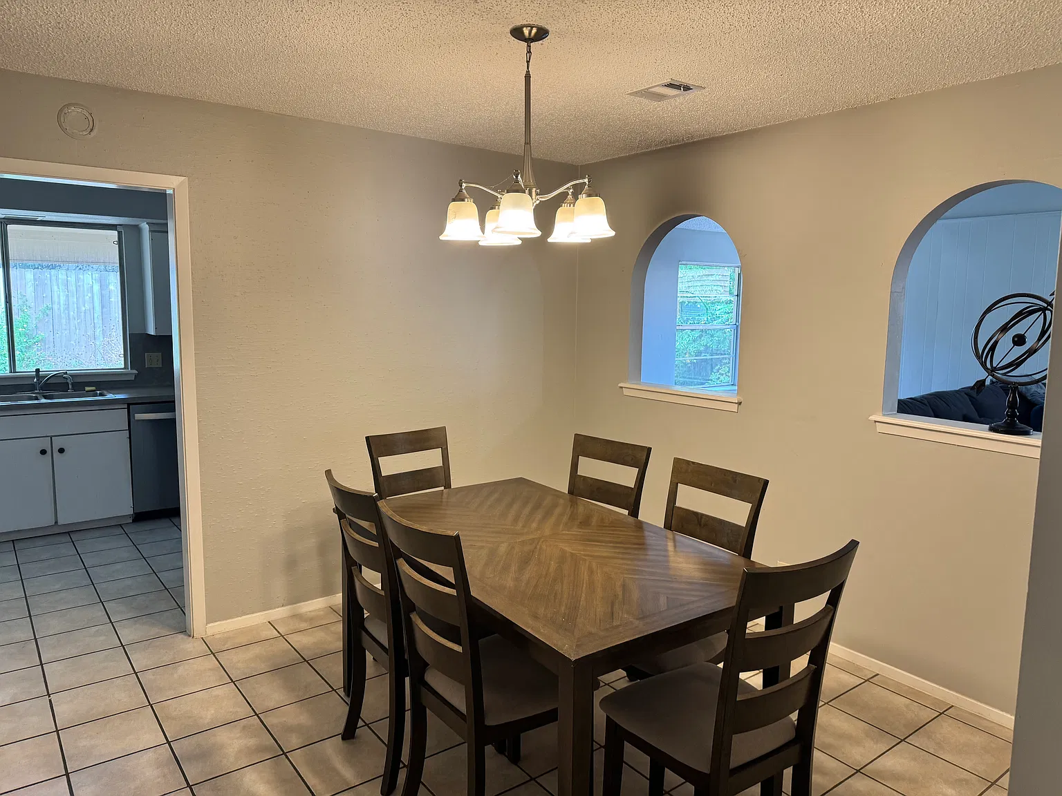 3 bed, 1411 sqft, $1,975 — Photo 2