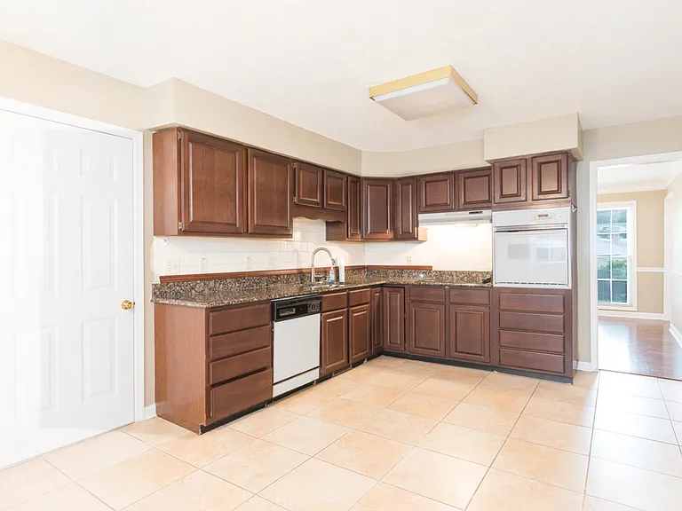 1400 Autumn Ridge Dr — Photo 4