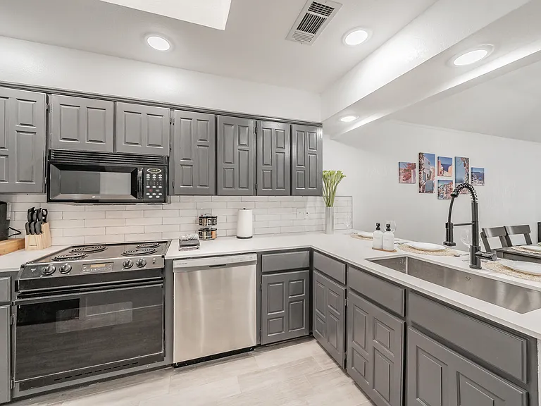 8901 Thompson Cir — Photo 26
