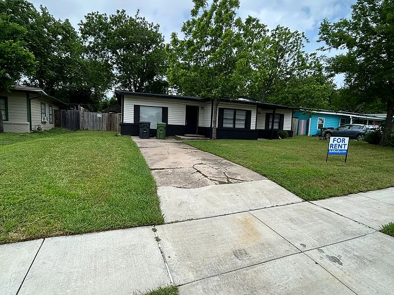 805 Biggs Ter — Photo 2